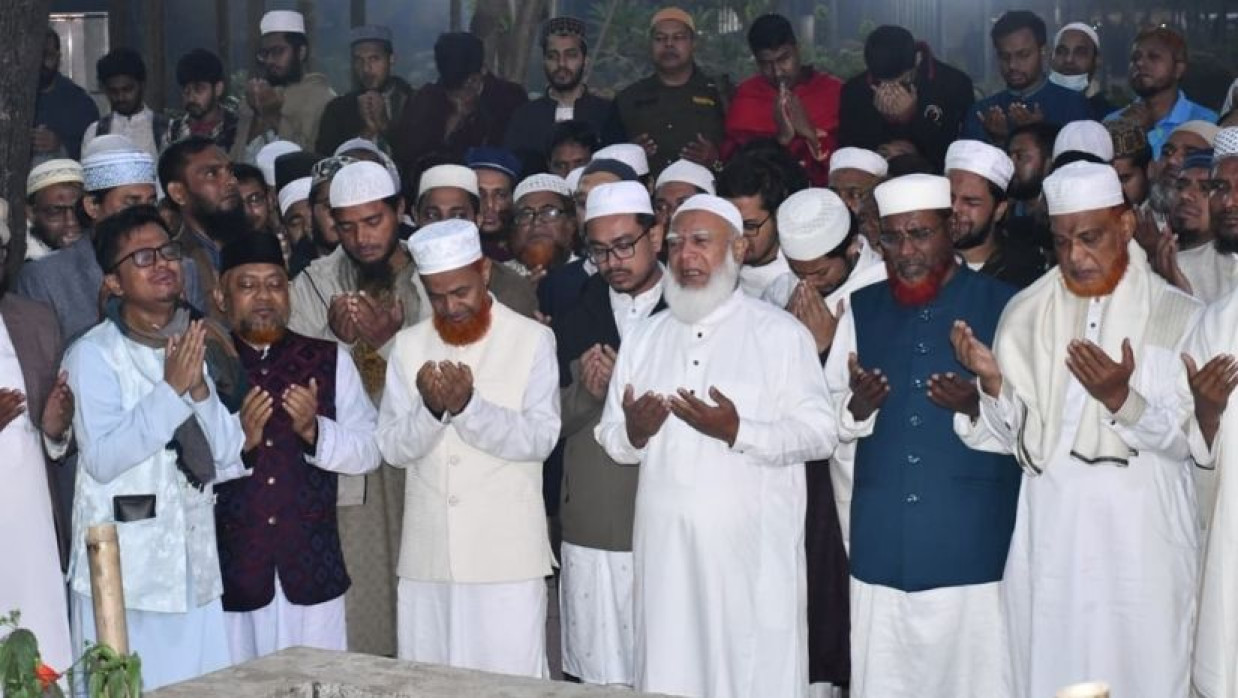 শহীদ শরীফ ওসমান হাদির কবর জিয়ারতে করেন বাংলাদেশ জামায়াতে ইসলামীর আমীর