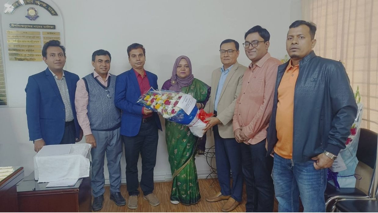 নতুন উপাধ্যক্ষকে ফুল দিয়ে শুভেচ্ছা জানান কলেজের শিক্ষকরা
