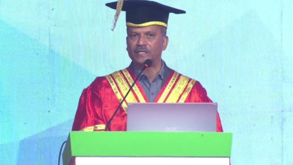 স্টেট ইউনিভার্সিটি অব বাংলাদেশের সমাবর্তনে বক্তব্য দিচ্ছেন আইন উপদেষ্টা অধ্যাপক ড. আসিফ নজরুল