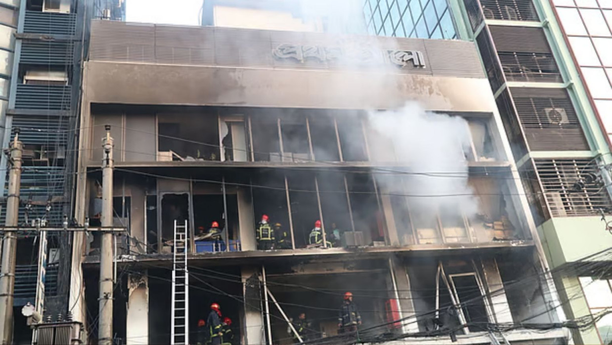 হামলায় ক্ষতিগ্রস্ত প্রথম আলো ভবন