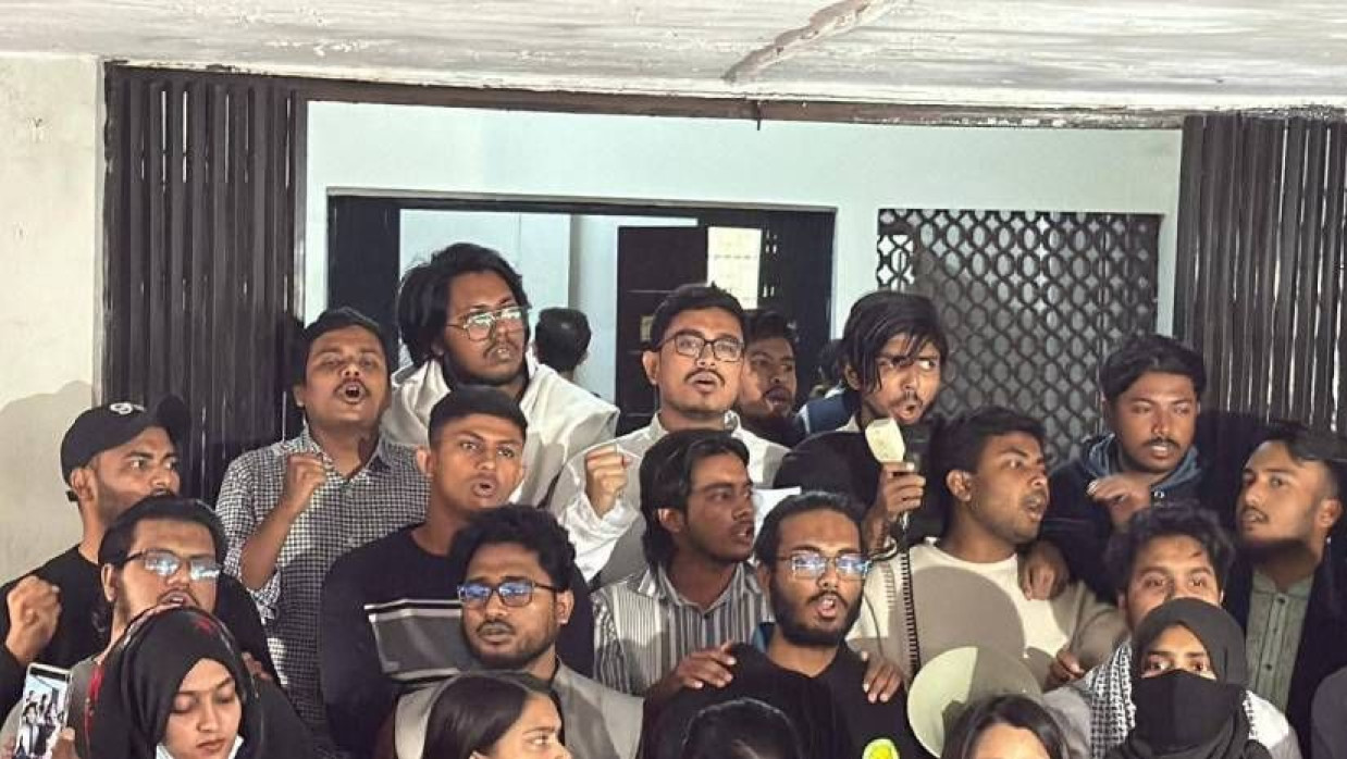 ঢাবির ৫ স্থাপনার নাম পরিবর্তনের জন্য উপাচার্যের কার্যালয়ে ঘেরাও করেন ডাকসুর নেতারা