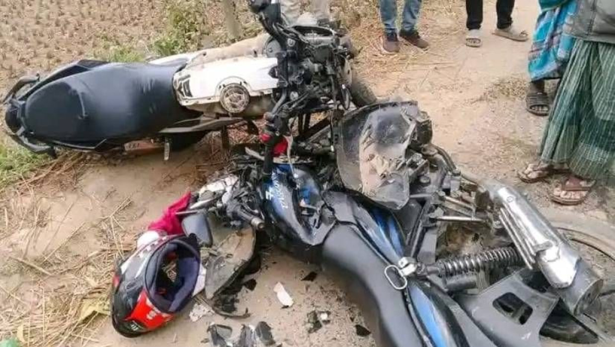 মুখোমুখি সংঘর্ষে দুমড়ে-মুচড়ে যাওয়া মোটরসাইকেল