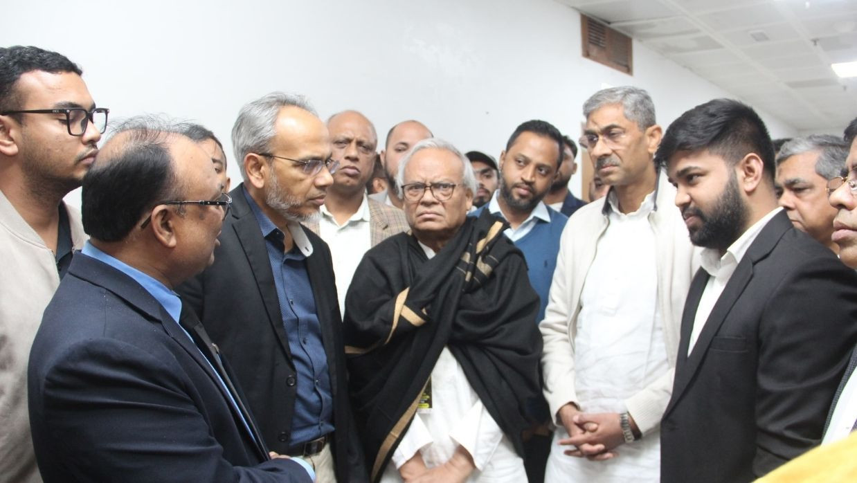 রাজধানীর বার্ণ ইনস্টিটিউটে লক্ষ্মীপুরে আগুনে পুড়ে যাওয়া এক রোগীকে দেখার সময়