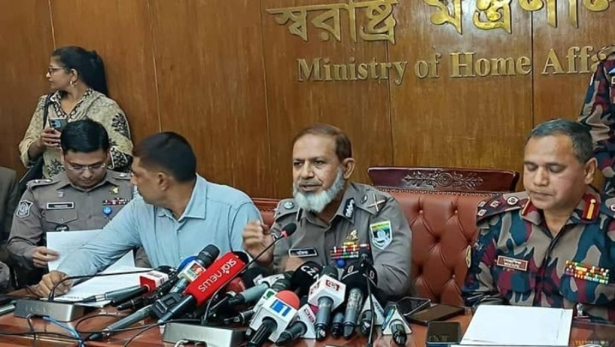 সংবাদ সম্মেলনে বক্তব্য রাখছেন অতিরিক্ত আইজিপি খন্দকার রফিকুল ইসলাম