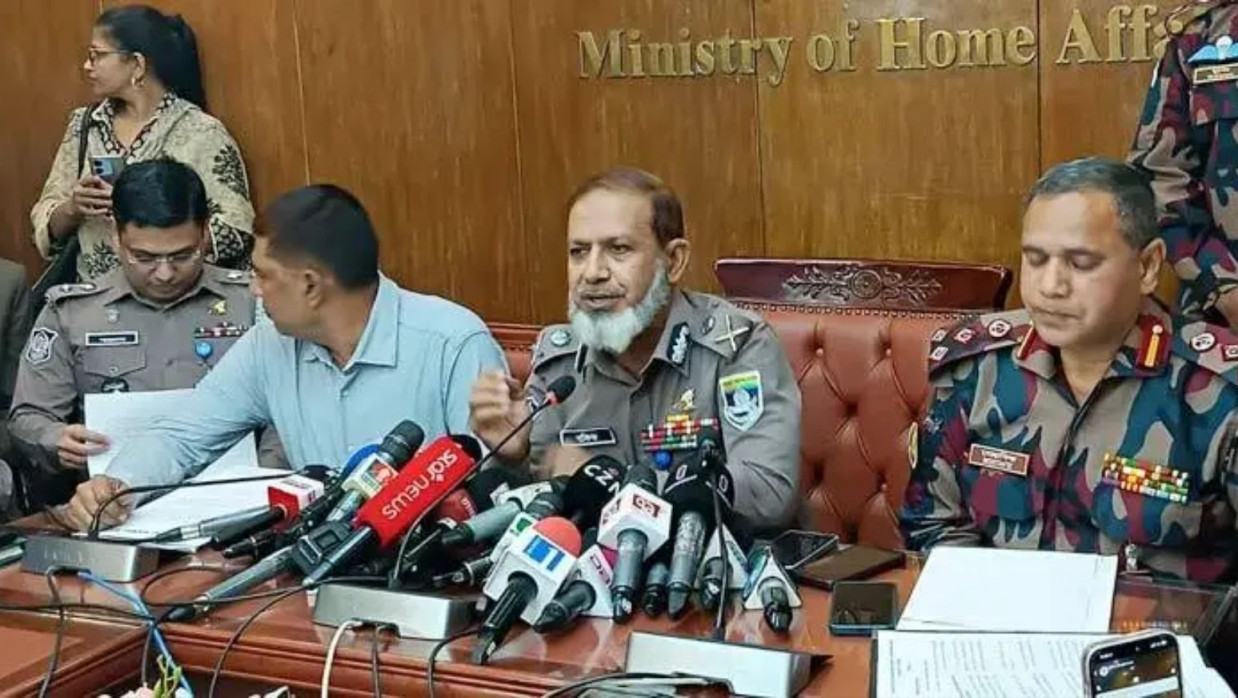 সংবাদ সম্মেলনে কথা বলেন অতিরিক্ত আইজিপি (ক্রাইম অ্যান্ড অপারেশন) খন্দকার রফিকুল ইসলাম