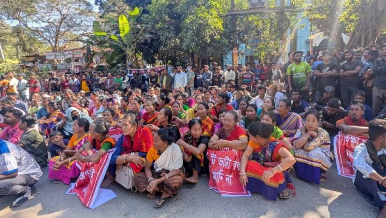 জেলা প্রশাসকের কার্যালয়ের সামনে অনশনে ইটভাটার মালিক-শ্রমিকরা