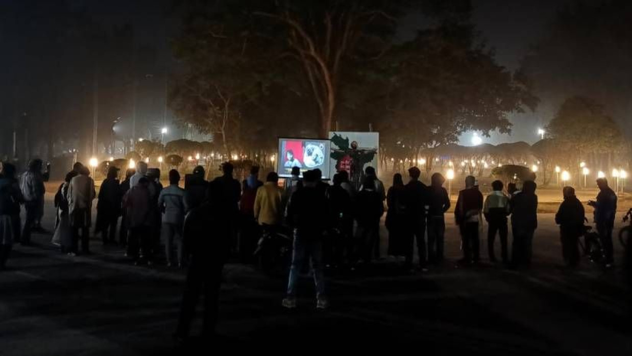 বিশ্ববিদ্যালয়ের মেইন গেটের সামনে হাদির উক্তি ও বক্তব্য প্রদর্শনীর আয়োজন করে ইসলামী ছাত্র আন্দোলন বাংলাদেশ, ইবি শাখা