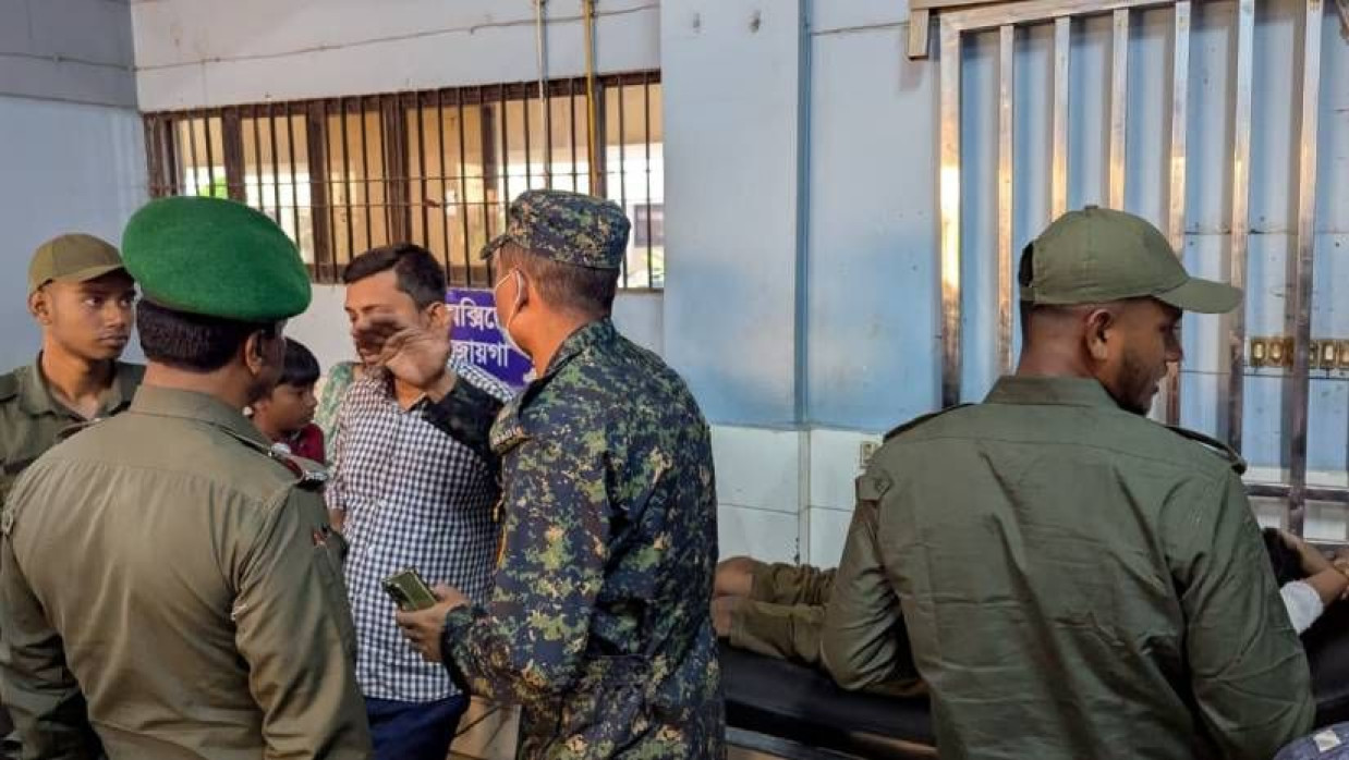 আহত আনসার সদস্যকে চিকিৎসা দেওয়া হচ্ছে