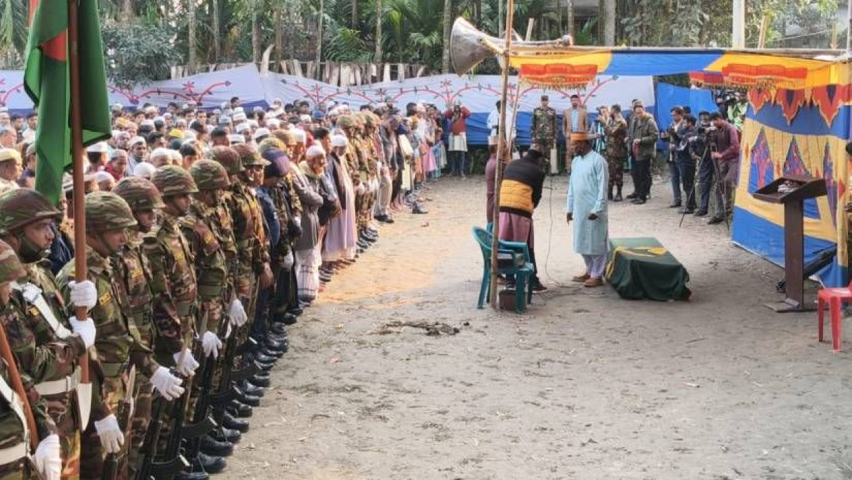 রাষ্ট্রীয় ও সামরিক মর্যাদায় নিজ নিজ পারিবারিক কবরস্থানে সেনাসদস্য শান্ত মন্ডল ও মমিনুল ইসলামের জানাজা ও দাফন সম্পন্ন হয়