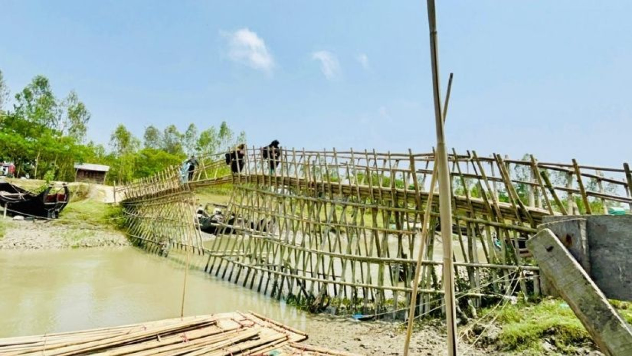চট্টগ্রামের আনোয়ারা উপজেলার দুই ইউনিয়নের মানুষের যাতায়াতের সেতু