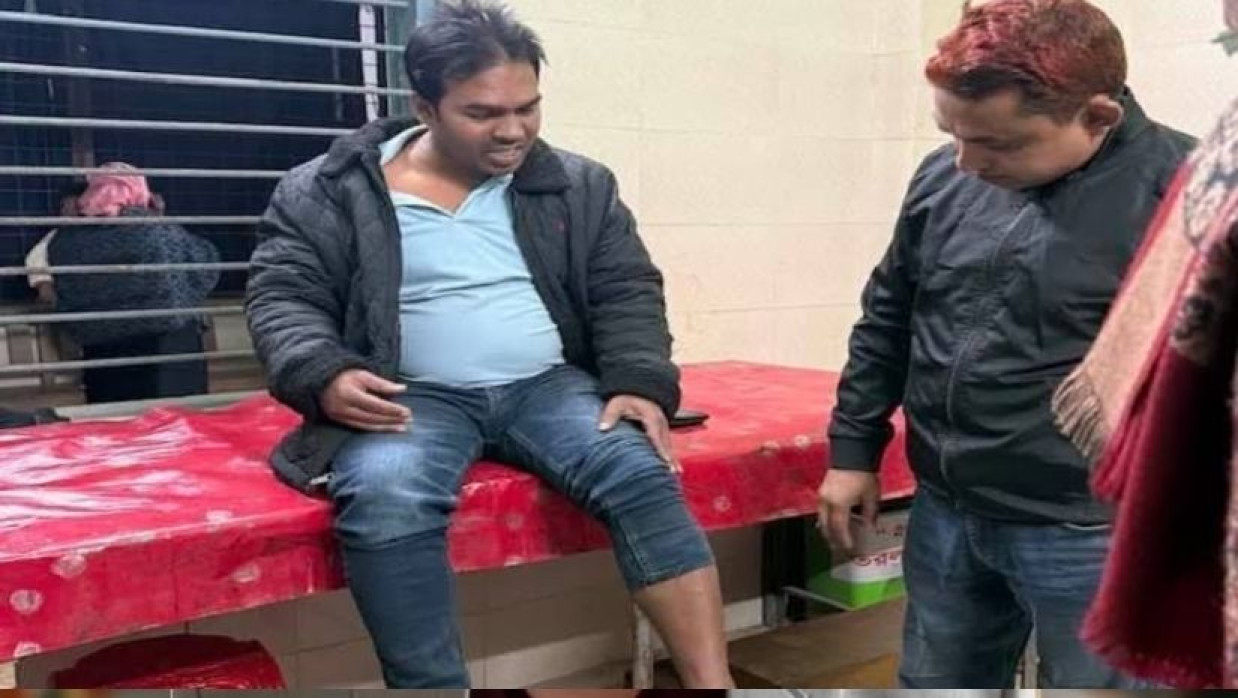 আহত শিক্ষক