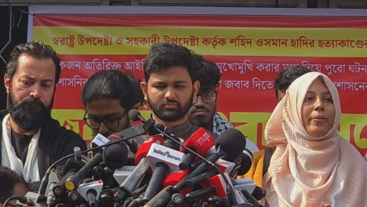 সংবাদ সম্মেলনে বক্তব্য রাখছেন ইনকিলাব মঞ্চের নেতা আবদুল্লাহ আল জাবের 