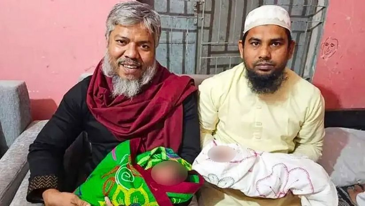 ওসমান ও হাদি নাম রাখা দুই নবজাতকের সঙ্গে অভিভাবকরা 