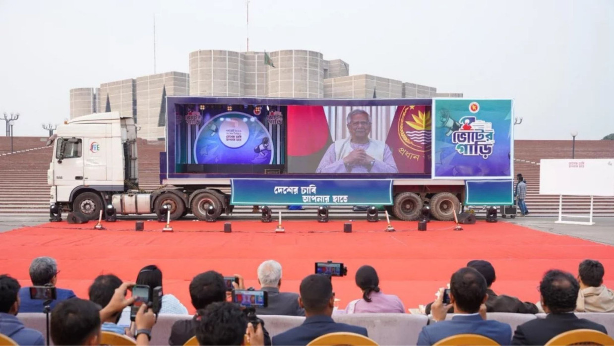 যাত্রা শুরু করল ভোটের গাড়ি সুপার ক্যারাভান