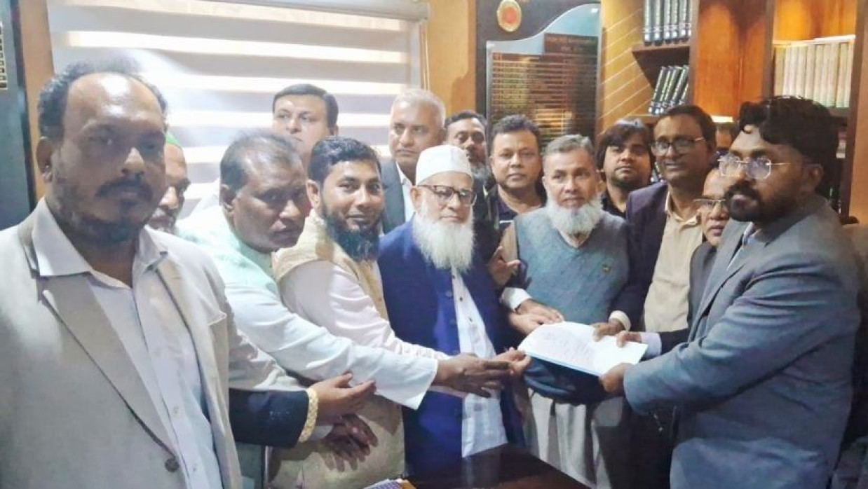 বিএনপির জাতীয় নির্বাহী কমিটির যুগ্ম মহাসচিব অ্যাডভোকেট আব্দুস সালাম আজাদের পক্ষে মনোনয়ন ফরম নিয়েছেন স্থানীয় নেতারা