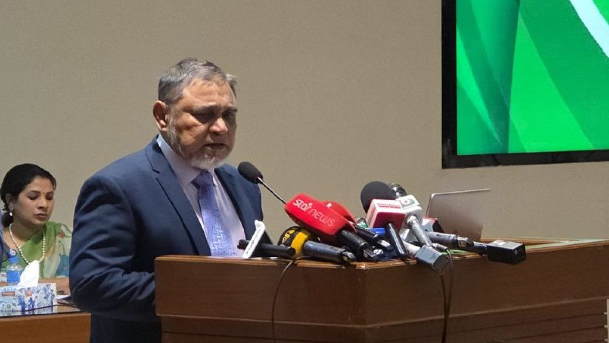 ইসি ভবনে সভায় বক্তব্য দিচ্ছেন প্রধান নির্বাচন কমিশনার এ এম এম নাসির উদ্দিন