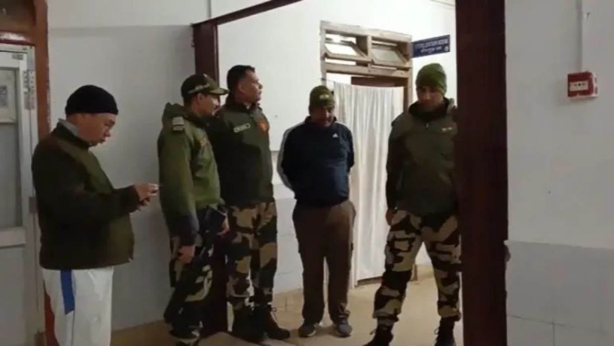 বিএসএফের ওই জওয়ানকে আহত অবস্থায় ধর্মনগর হাসপাতালে নিয়ে আসা হয় 