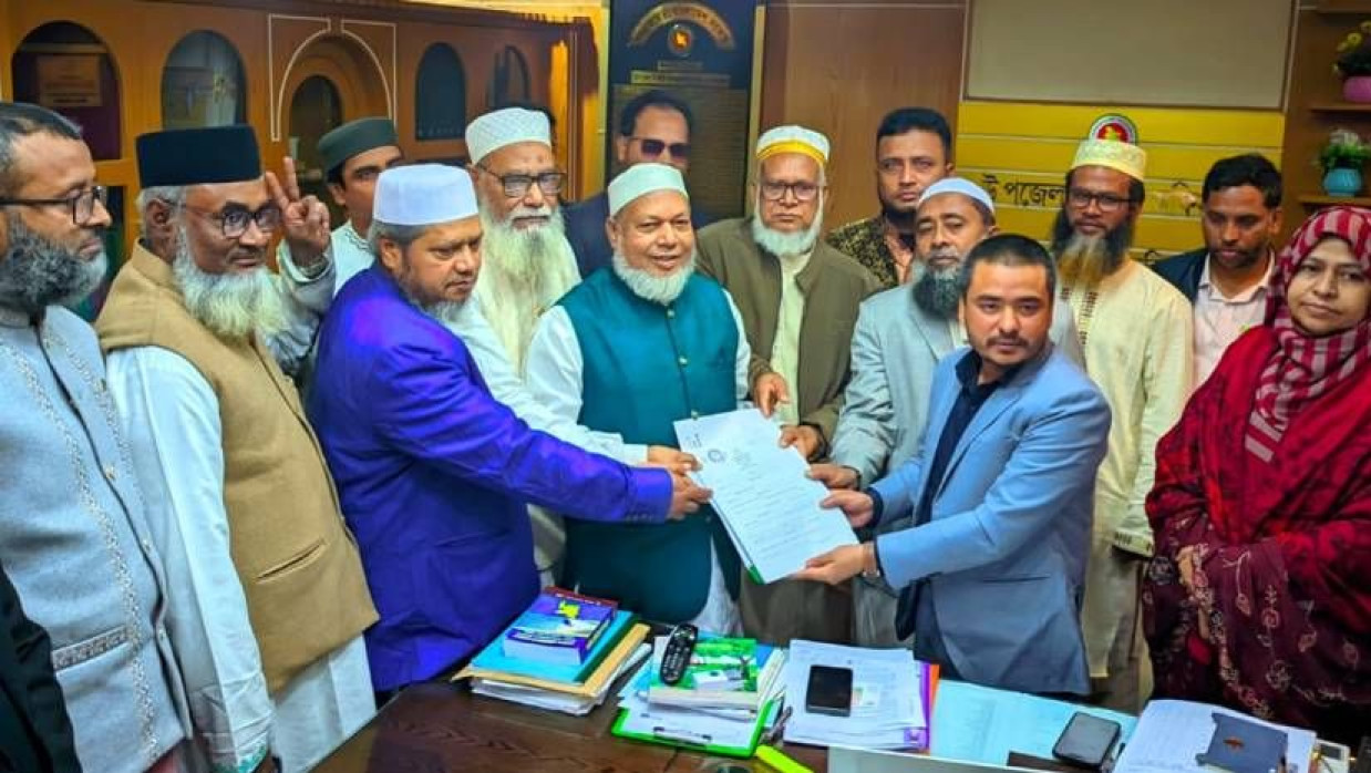 দলীয় নেতাদের নিয়ে নিজের মনোনয়ন ফরম তুলছেন জামায়াত মনোনীত প্রার্থী অধ্যাপক আবু তালেব মন্ডল। মঙ্গলবার দুপুরে পাবনার ঈশ্বরদী ইউএনওর কার্যালয়ে