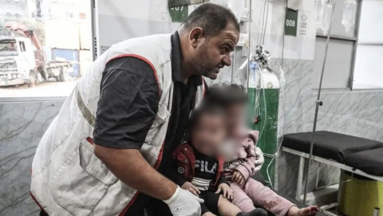 গাজার দুই শিশুকে সেবা করছেন স্বাস্থ্যসেবা কর্মীরা