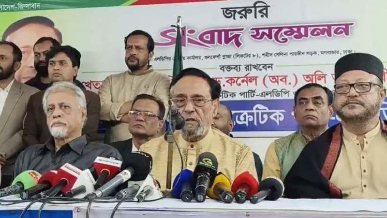 সংবাদ সম্মেলনে ড. কর্নেল (অব.) অলি আহমদ