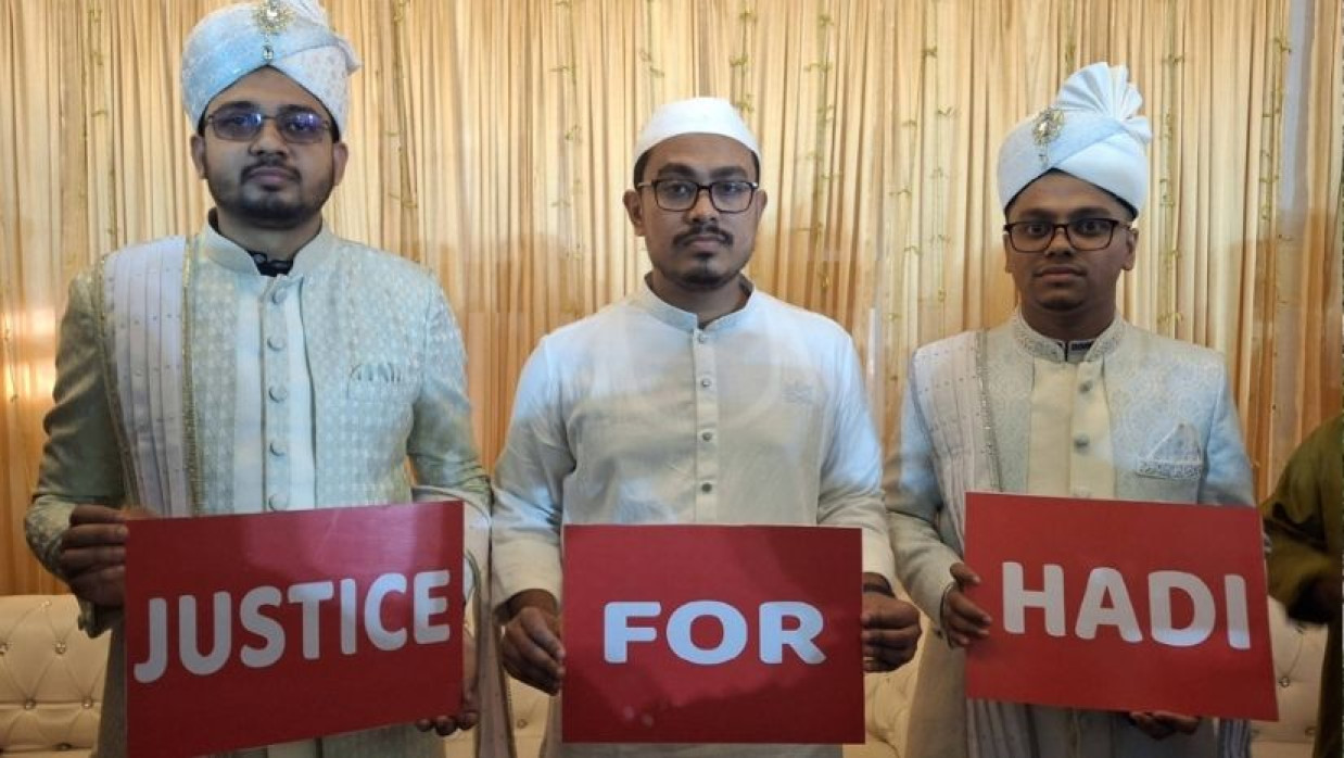 প্ল্যাকার্ড হাতে ফরহাদ, মহিউদ্দীন ও সাদিক কায়েম