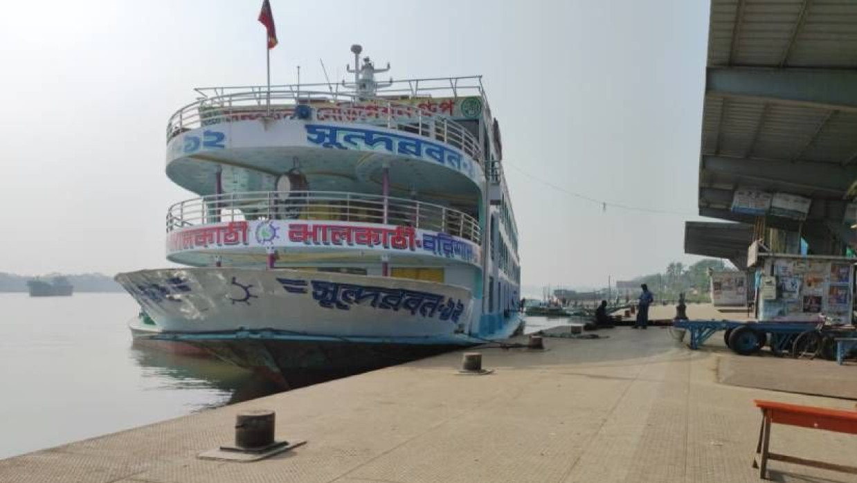 ঘাটে বাঁধা লঞ্চ