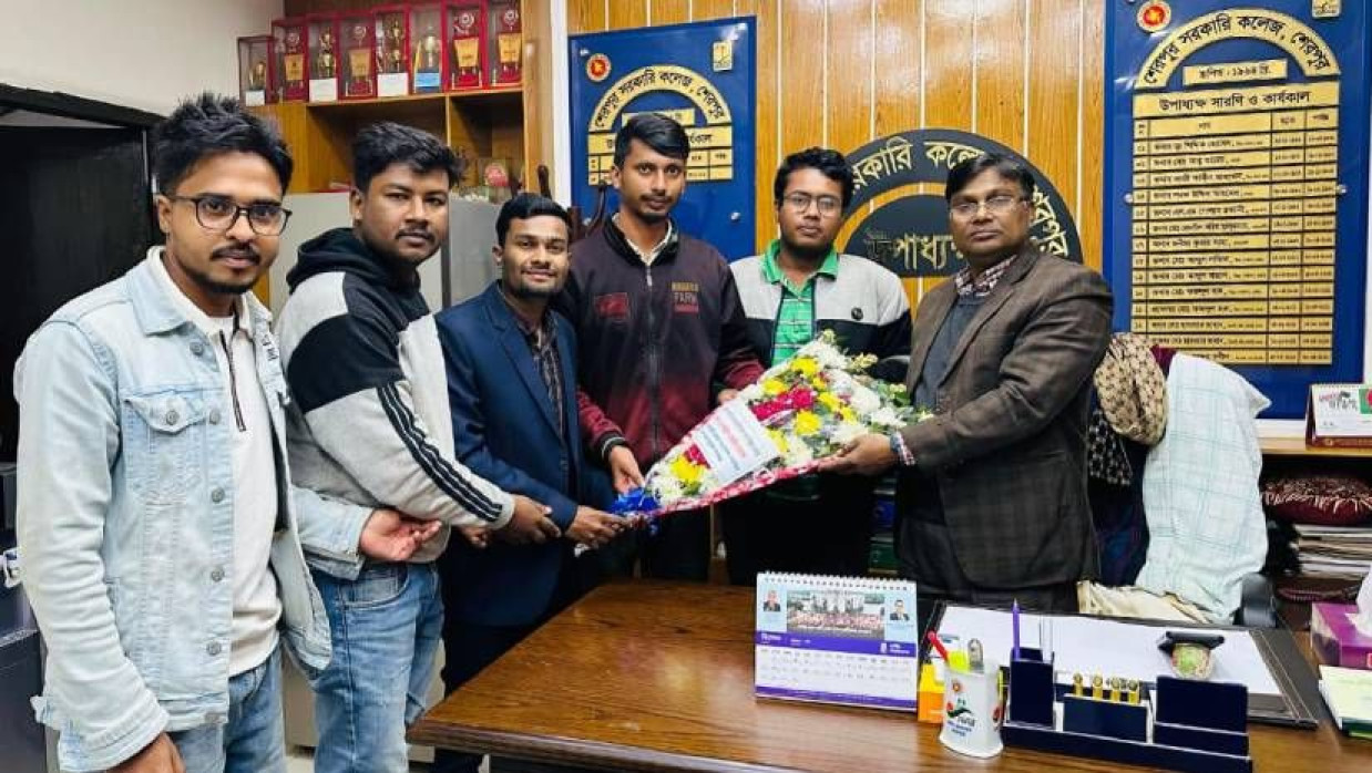 শেরপুর সরকারি কলেজের উপাধ্যক্ষ অধ্যাপক মো. আক্রাম হোছাইনকে ফুলেল শুভেচ্ছা জানাচ্ছেন শেসকসাসের নেতারা
