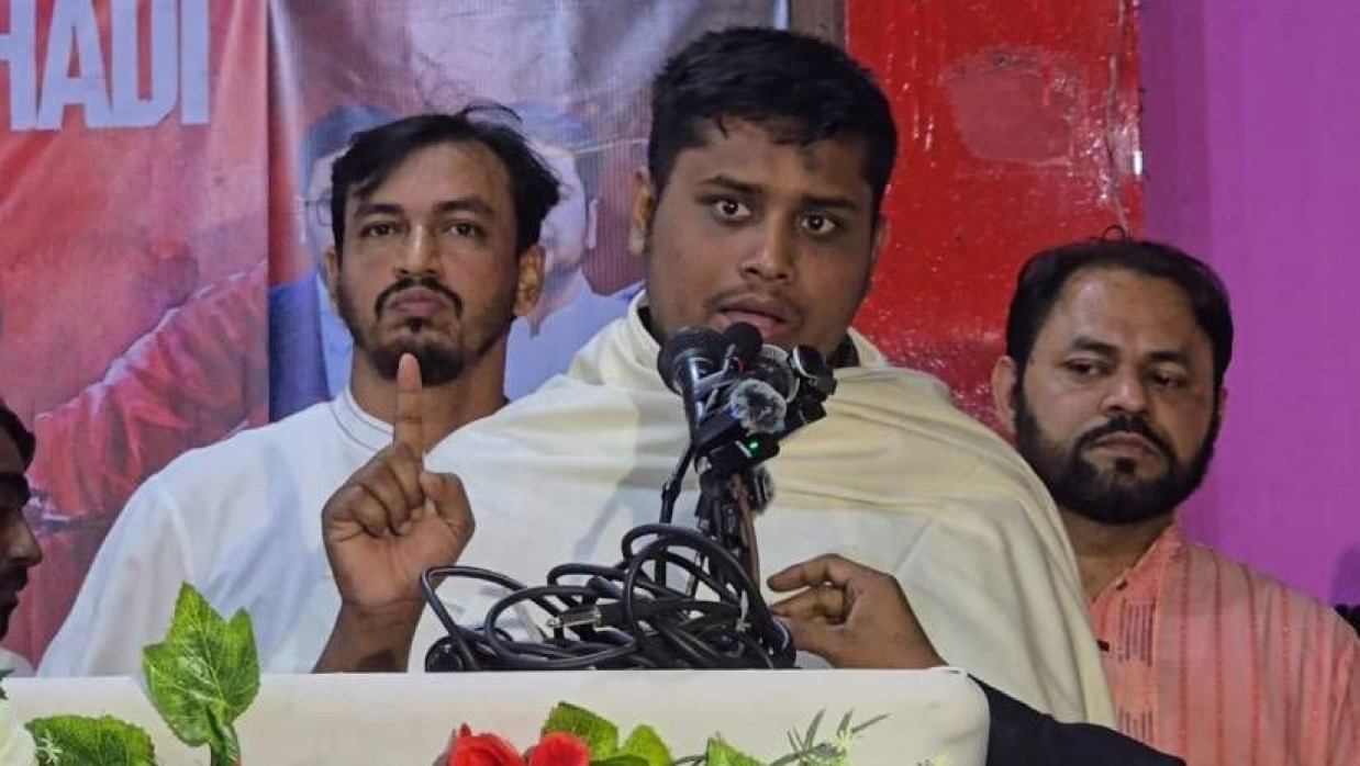 ওসমান হাদিকে হত্যার প্রতিবাদে শোক ও সংহতি সমাবেশে বক্তব্য দিচ্ছেন হাসনাত আবদুল্লাহ