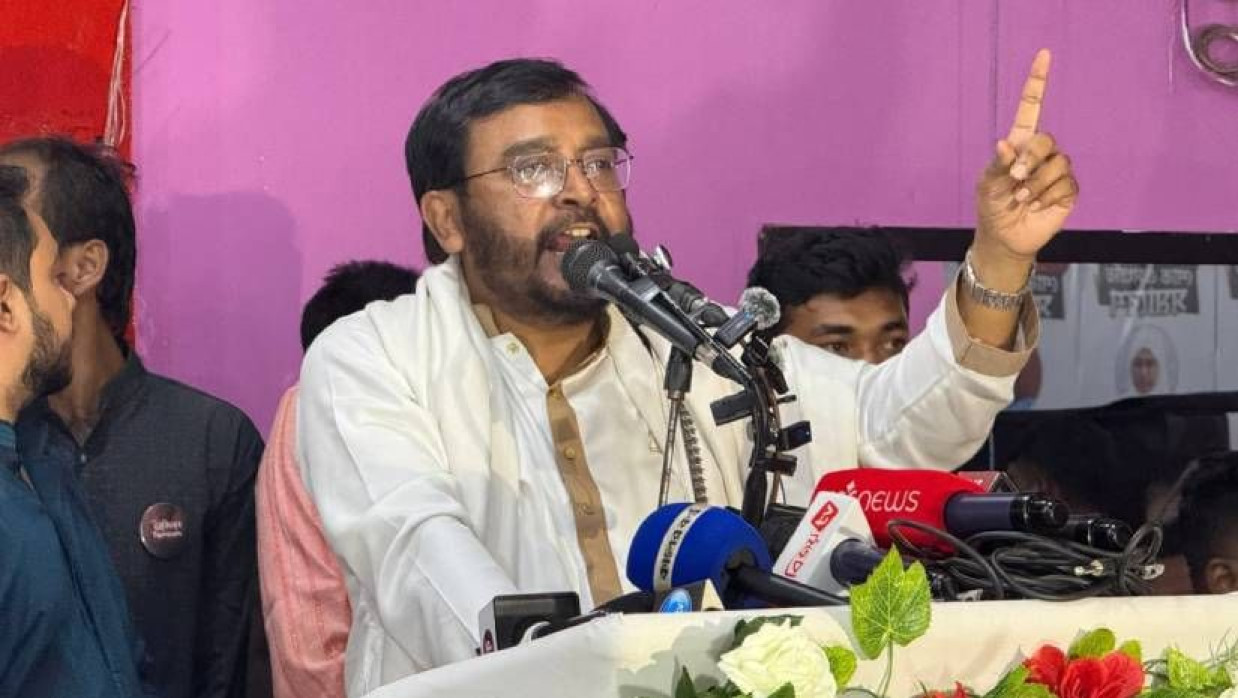 ওসমান হাদিকে হত্যার প্রতিবাদে শোক ও সংহতি সমাবেশে বক্তব্য দিচ্ছেন এবি পার্টির চেয়ারম্যান মজিবুর রহমান মঞ্জু