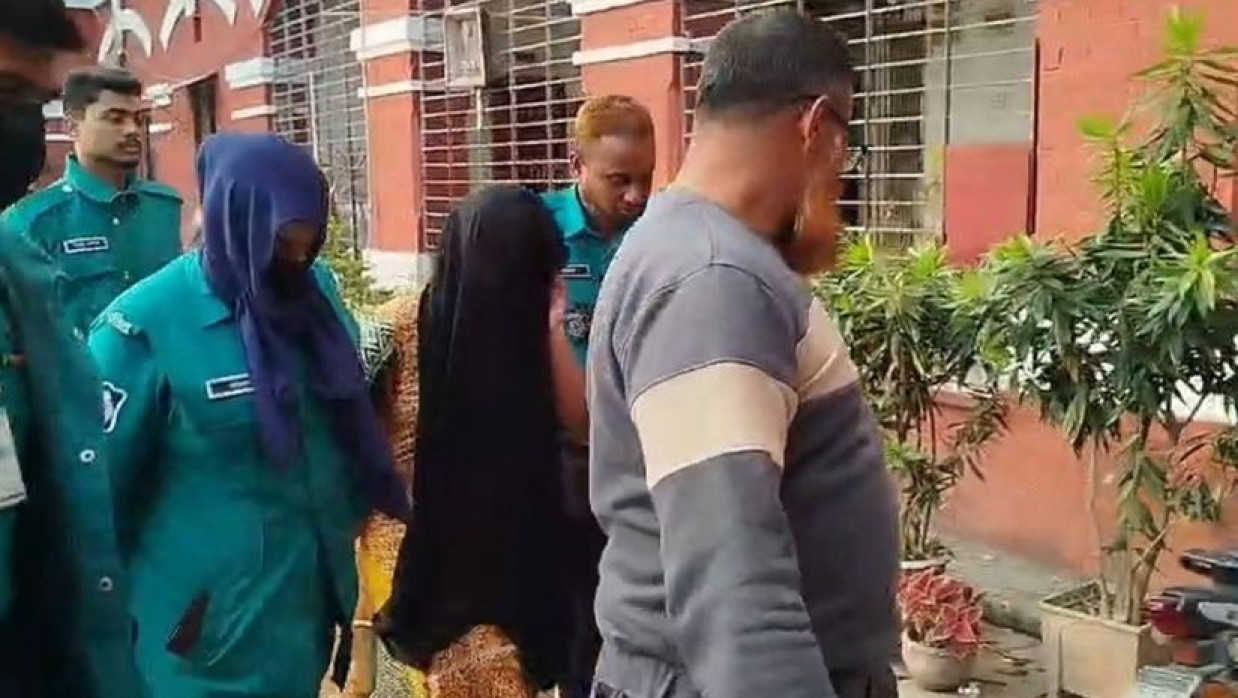 গ্রেপ্তার সেই নারী কারাগারে