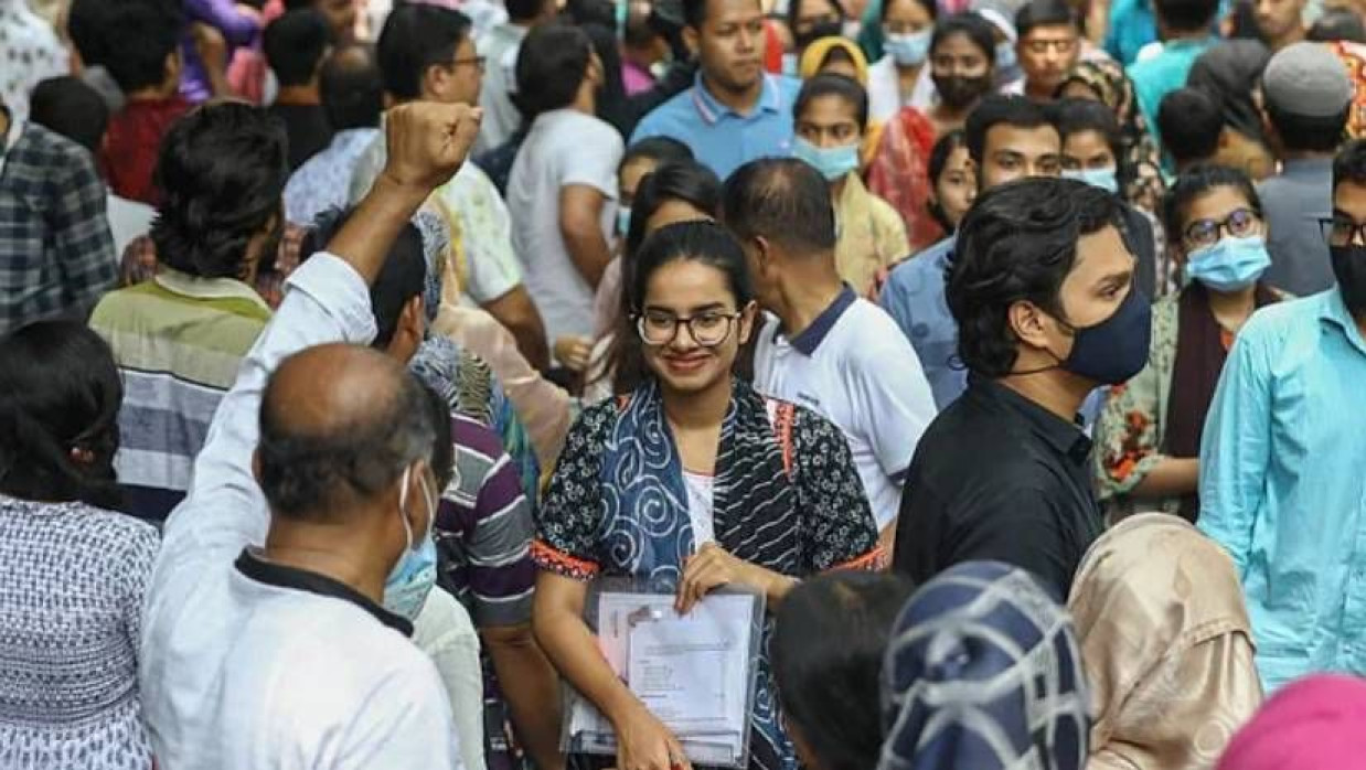 পরীক্ষা দিয়ে বের হচ্ছেন ভর্তিচ্ছুরা