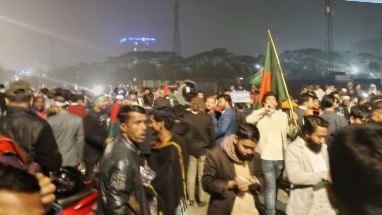 ৩০০ ফিট এলাকায় উৎসবমুখর পরিবেশ সৃষ্টি হয়েছে