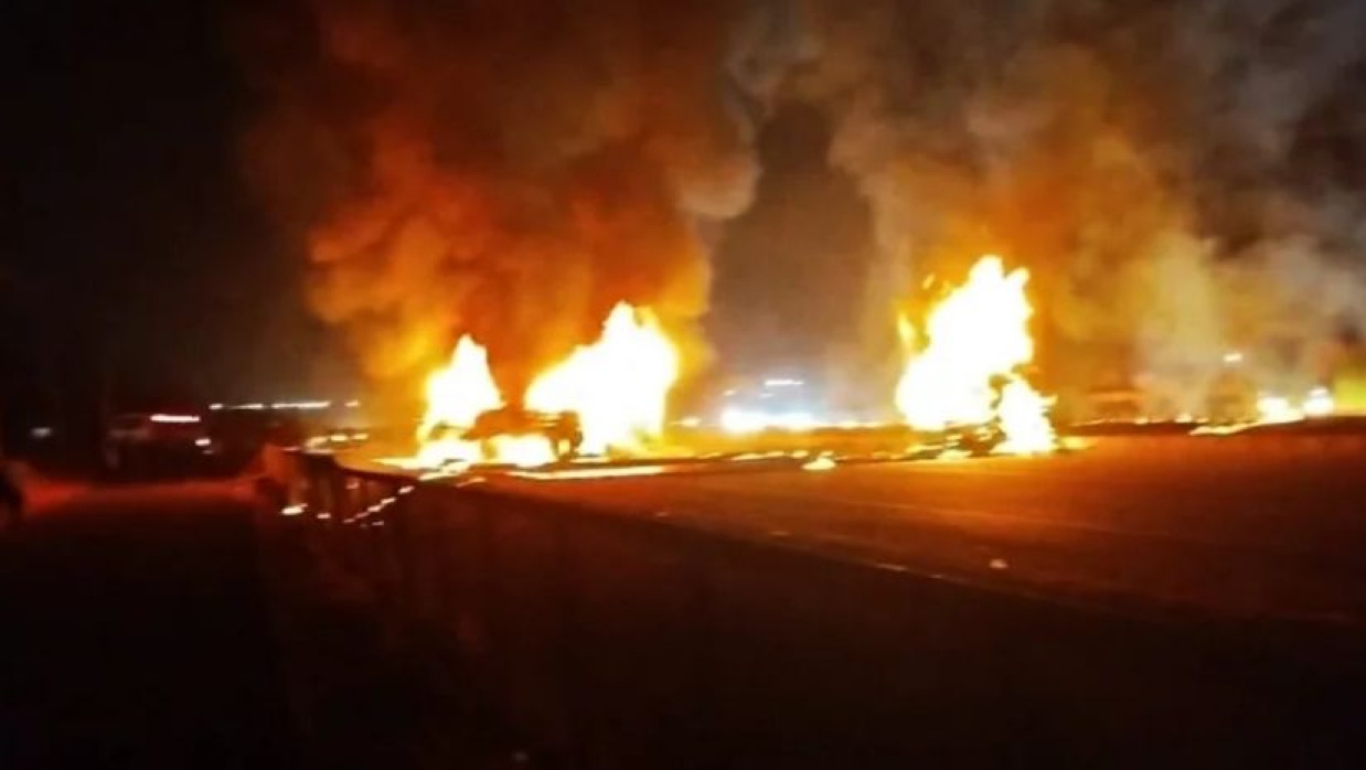 ট্রাকের ধাক্কায় আগুন ধরে গেল যাত্রীবাহী বাসে