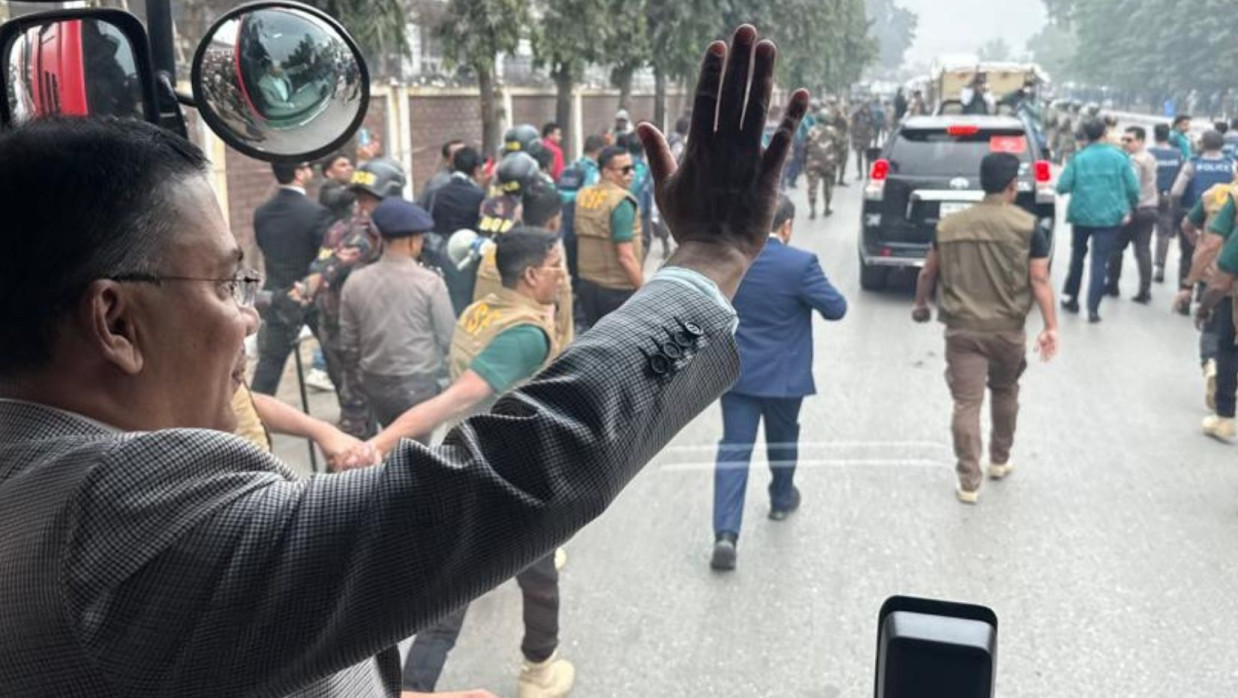 তারেক রহমানকে বহনকারী বাস