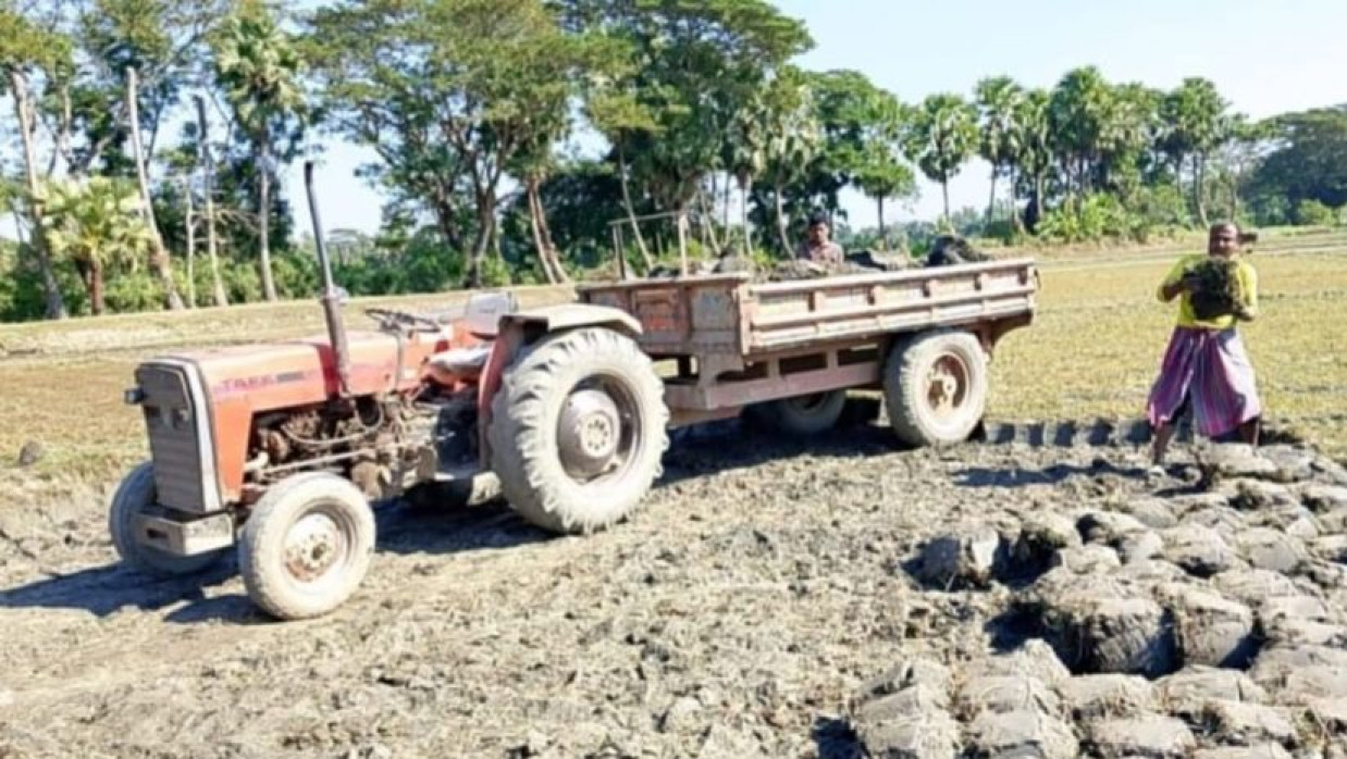 তোলা হচ্ছে কৃষি জমির টপসয়েল