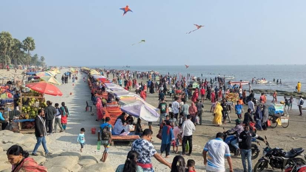 কুয়াকাটা সমুদ্রসৈকতে পর্যটকদের ব্যাপক সমাগম ঘটেছে