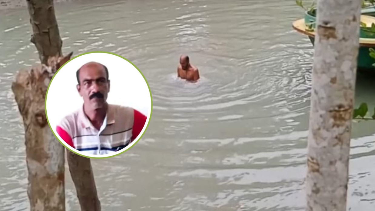 খালে ডুব দিচ্ছেন বাবুল মোল্লা