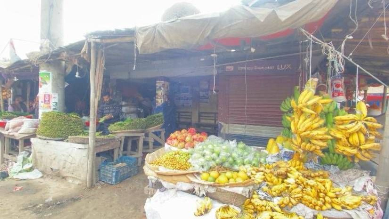 যাত্রীছাউনি দখল করে দেওয়া হয়েছে দোকান