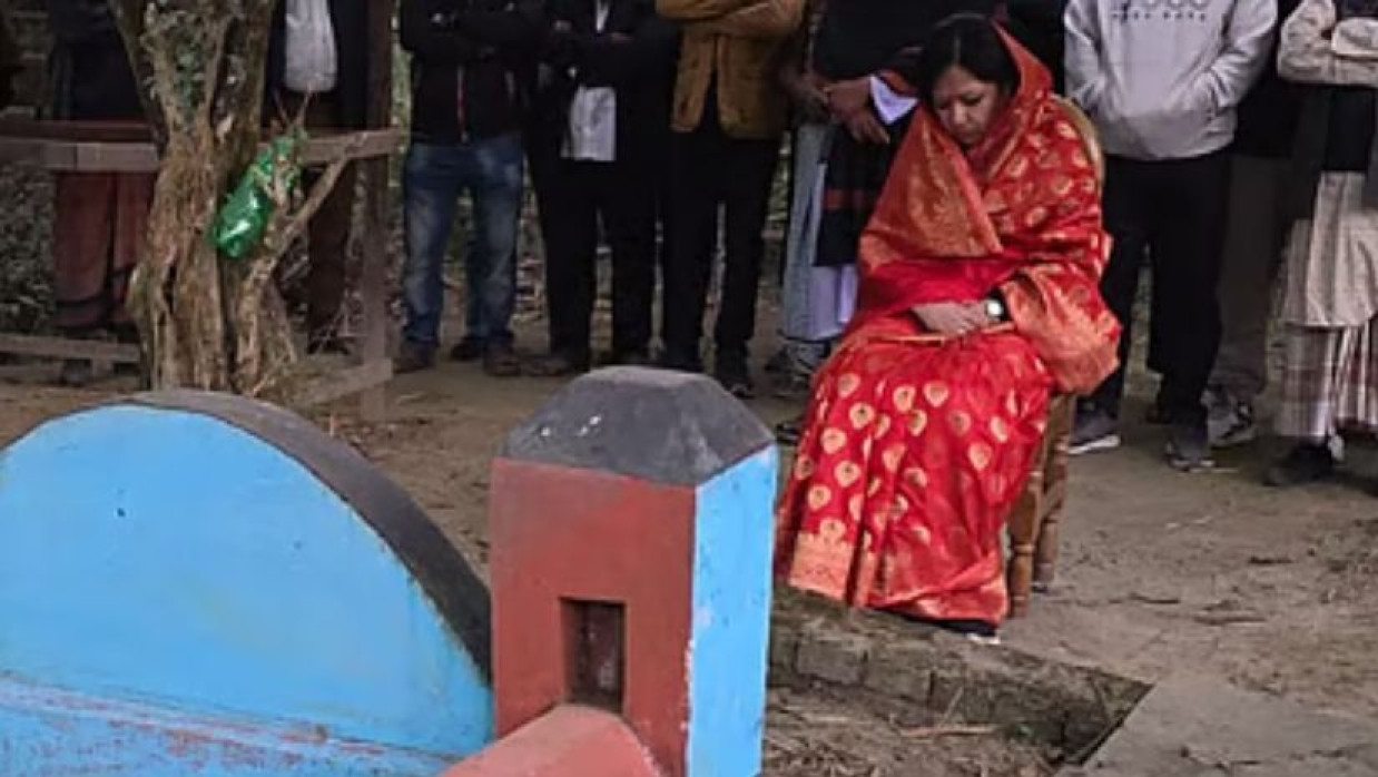 দাদা-দাদির কবর জিয়ারত করছেন রুমিন ফারহানা