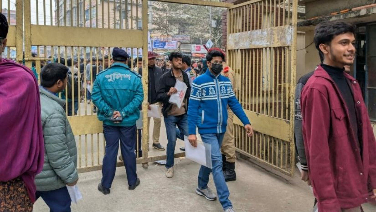 জবির পরীক্ষা কেন্দ্রে যাচ্ছেন ভর্তিচ্ছুরা