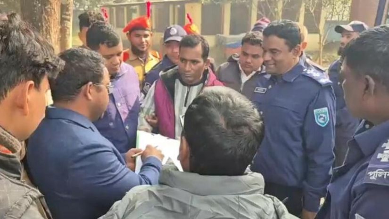 নিয়োগ পরীক্ষায় প্রক্সি দিতে এসে কারাগারে ২জন