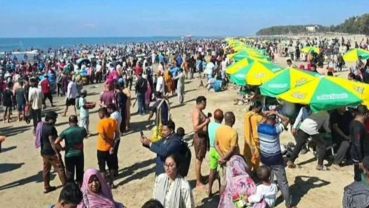 কক্সবাজার সমুদ্রসৈকতে পর্যটকদের উপচে পড়া ভিড়