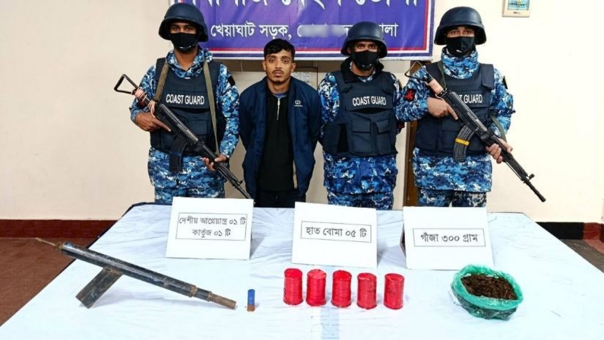 কোস্ট গার্ডের অভিযানে দেশীয় আগ্নেয়াস্ত্র ও গাঁজাসহ আটক এক