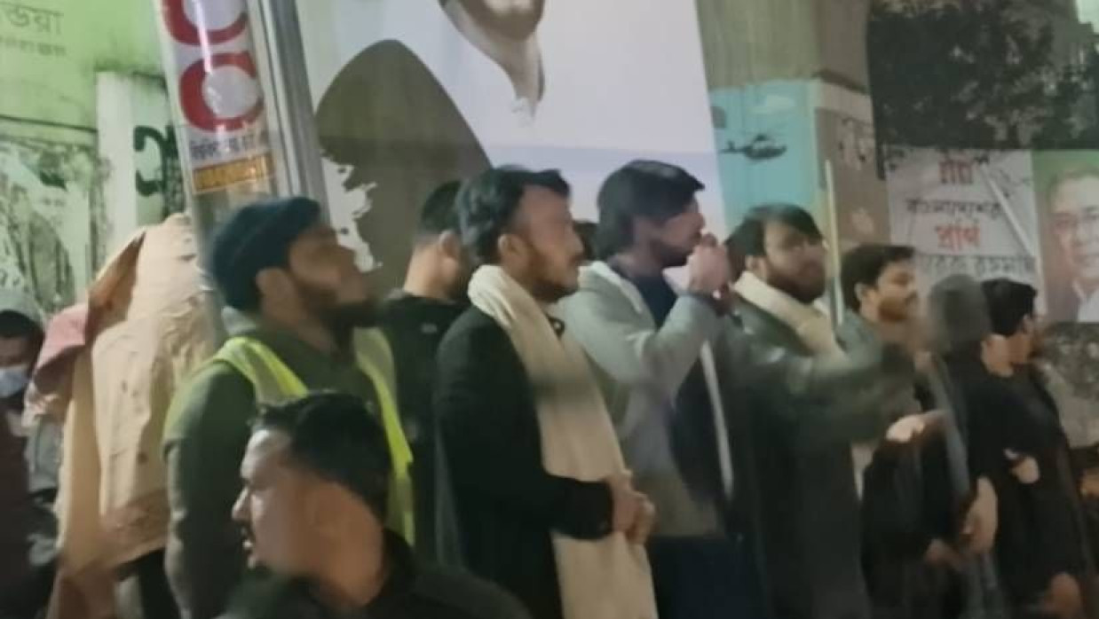 অবরোধ কর্মসূচিতে বক্তব্য দিচ্ছেন ইনকিলাব মঞ্চের সদস্যসচিব আবদুল্লাহ আল জাবের