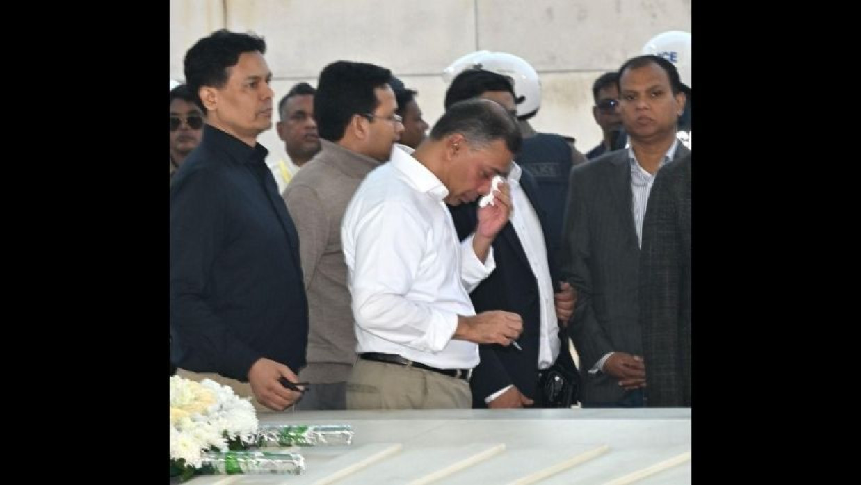 রুমাল দিয়ে নিজের চোখ মুছতে দেখা যায় তারেক রহমানকে