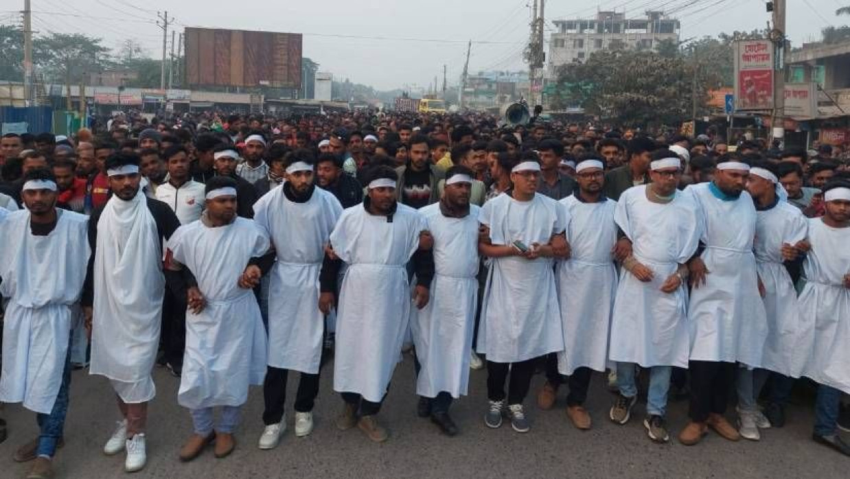 কাফনের কাপড় পরে বিএনপির নেতাকর্মীদের বিক্ষোভ মিছিল