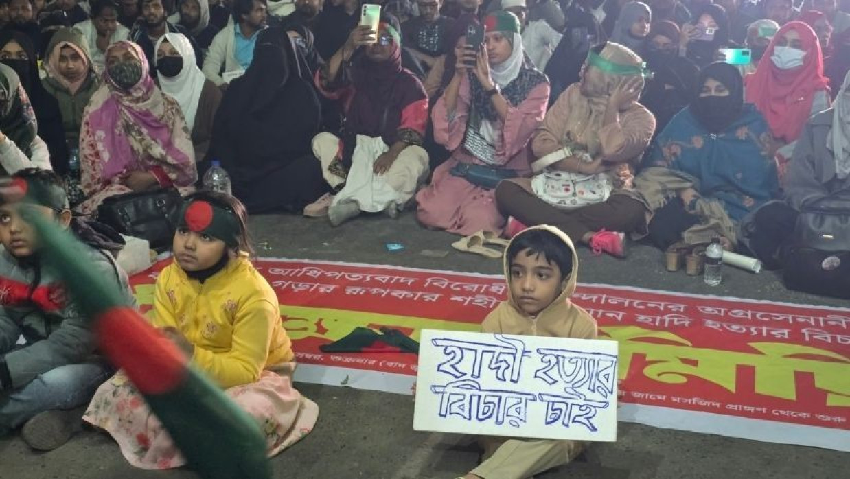 শাহবাগে বাবা-মায়েদের হাত ধরে অবস্থান নিয়েছে শিশুরাও