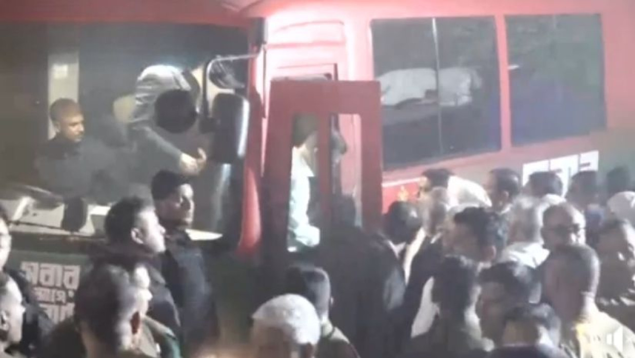 রাত সোয়া ১০টায় স্মৃতিসৌধে পৌঁছান তারেক রহমান