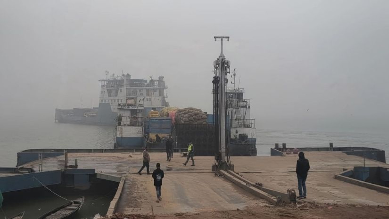 কুয়াশাচ্ছন্ন ফেরী ঘাট