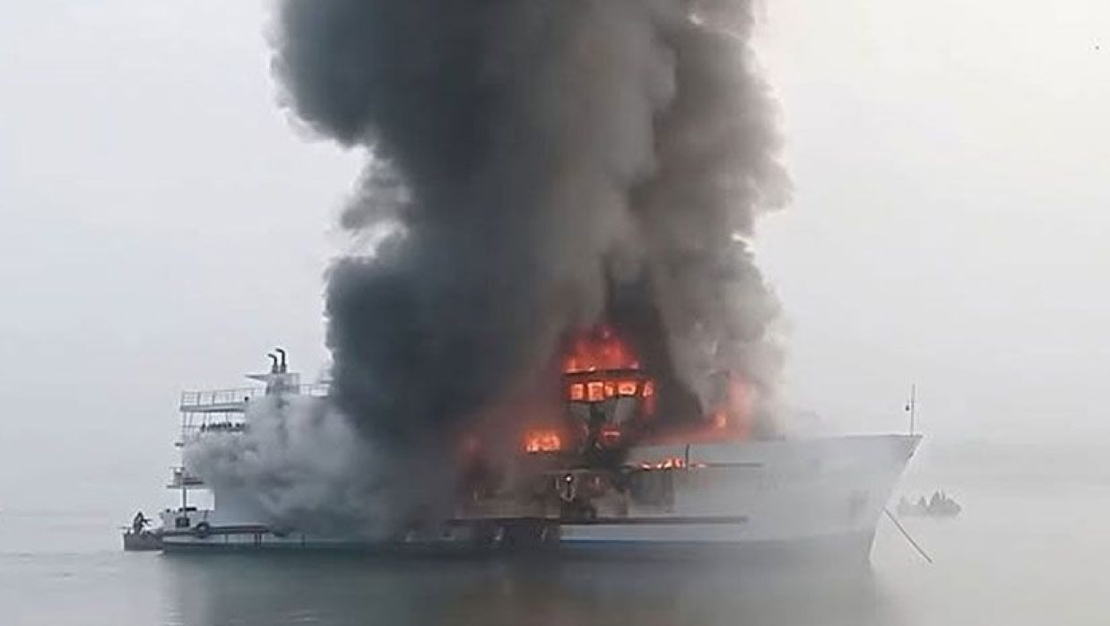 সেন্ট মার্টিনগামী জাহাজে আগুনে একজন নিহত, রক্ষা পেলেন ১৯৪ পর্যটক